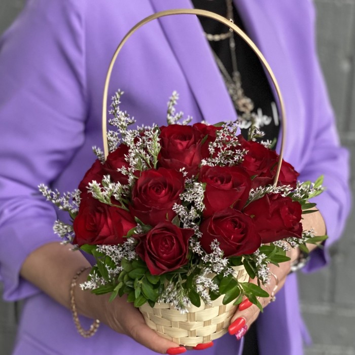 17 красных роз в корзине