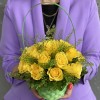 17 желтых роз в корзине
