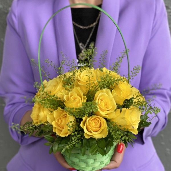 17 желтых роз в корзине