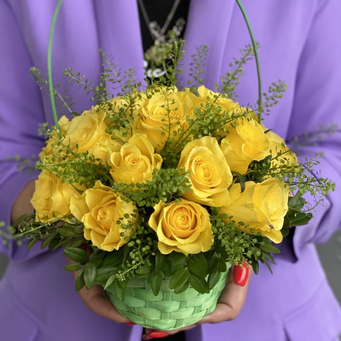 17 желтых роз в корзине