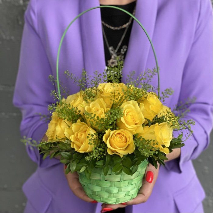 17 желтых роз в корзине