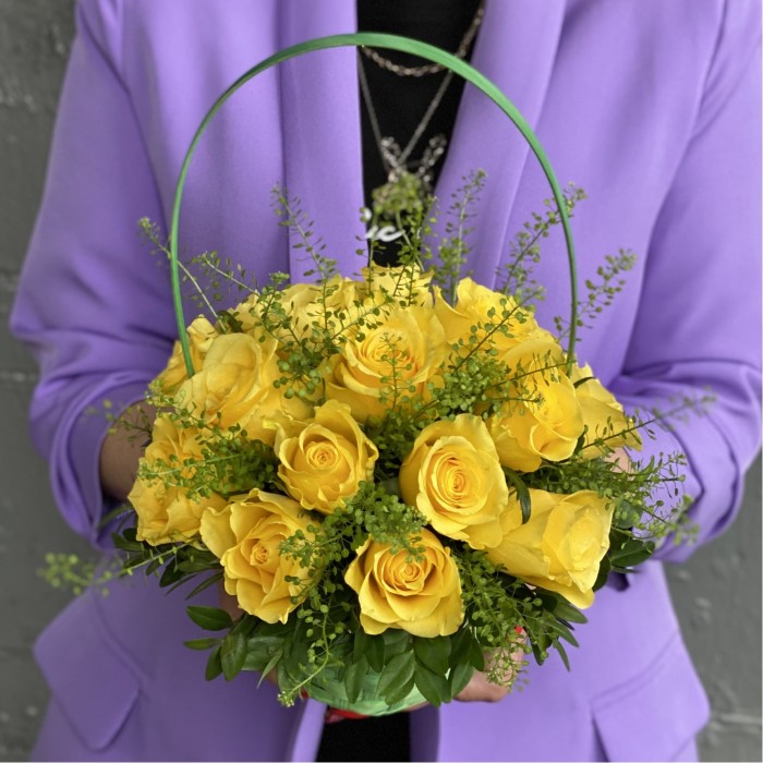17 желтых роз в корзине