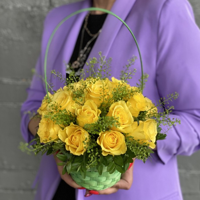 17 желтых роз в корзине