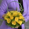 17 желтых роз в корзине