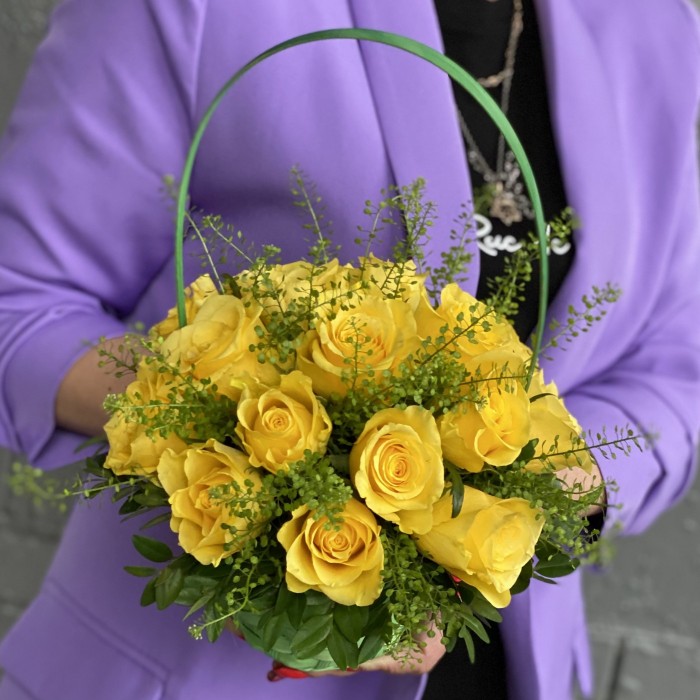 17 желтых роз в корзине