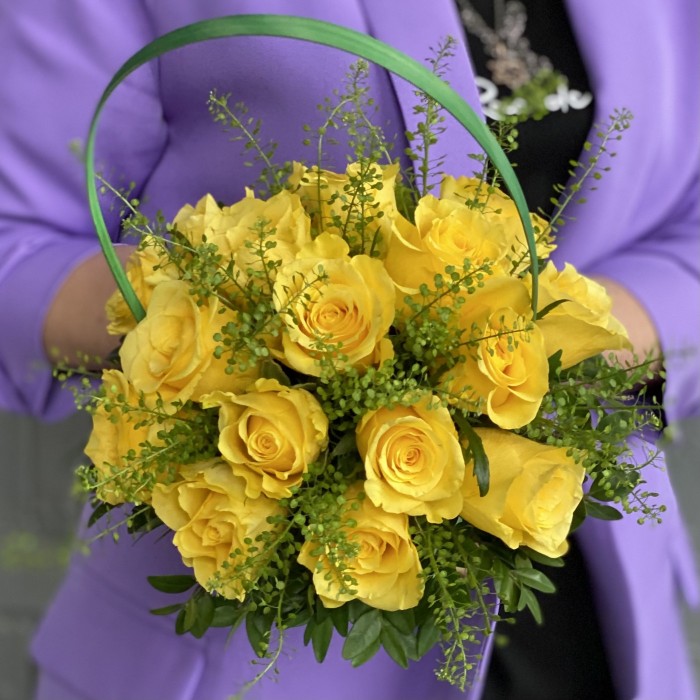 17 желтых роз в корзине