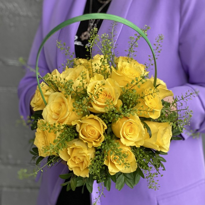 17 желтых роз в корзине