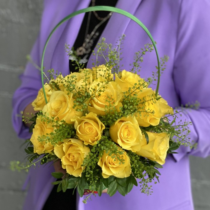 17 желтых роз в корзине