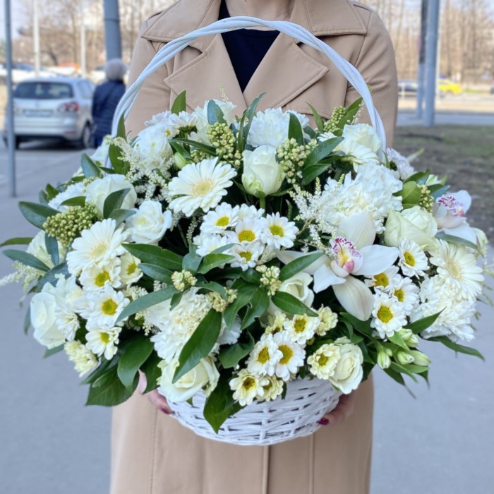 Авторская корзина с цветами Совершенство