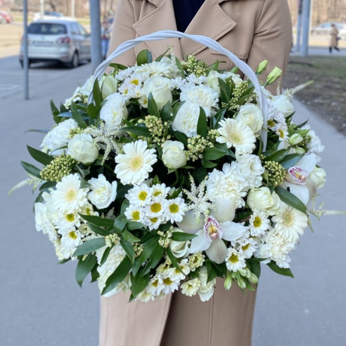 Авторская корзина с цветами Совершенство