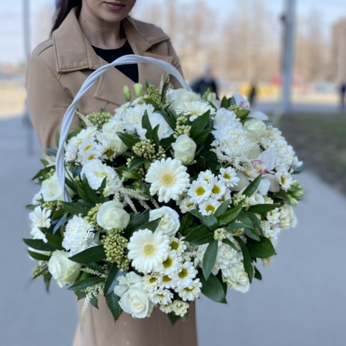 Авторская корзина с цветами Совершенство