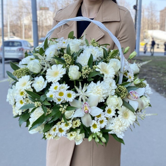 Авторская корзина с цветами Совершенство