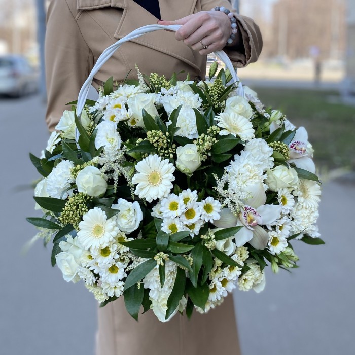 Авторская корзина с цветами Совершенство