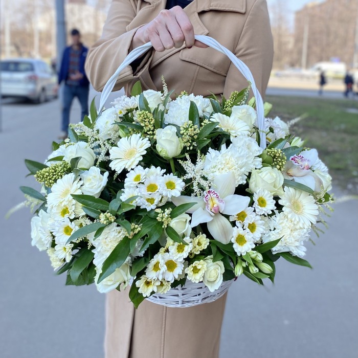 Авторская корзина с цветами Совершенство