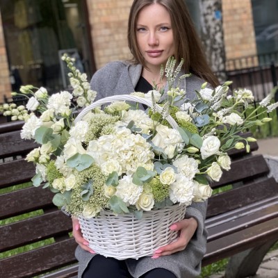 Авторская корзина с гортензией и эустомой Очей очарованье