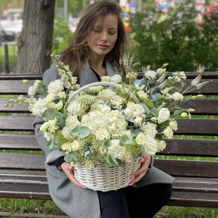 Авторская корзина с гортензией и эустомой Очей очарованье