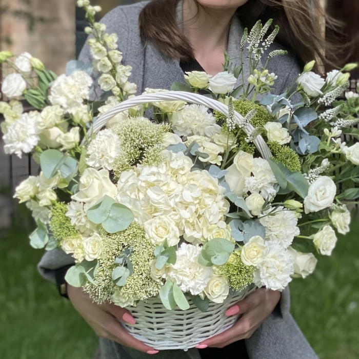 Авторская корзина с гортензией и эустомой Очей очарованье