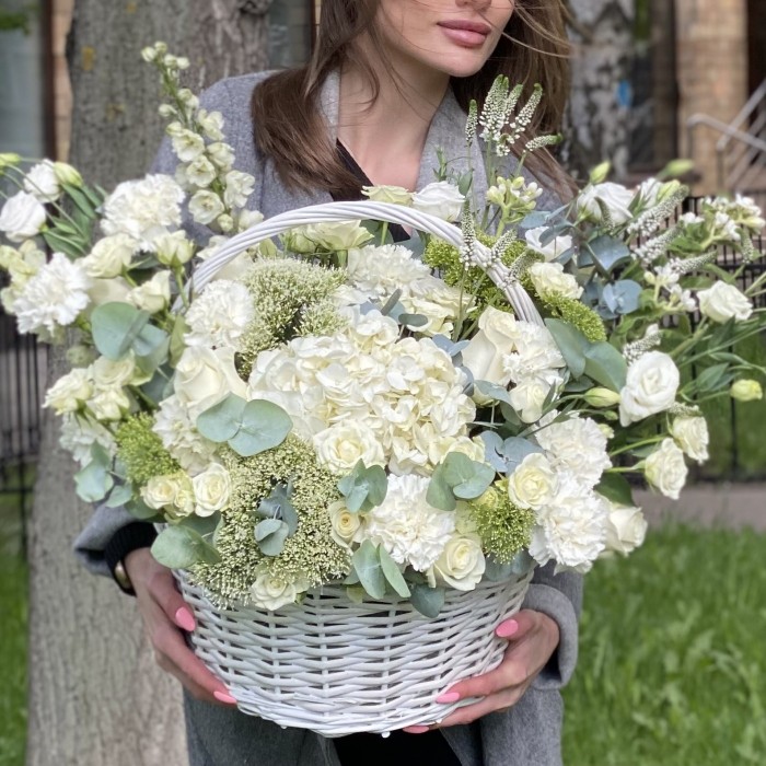 Авторская корзина с гортензией и эустомой Очей очарованье