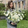 Авторская корзина с гортензией и эустомой Очей очарованье
