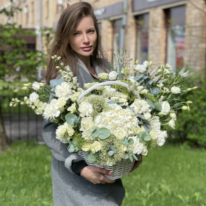 Авторская корзина с гортензией и эустомой Очей очарованье