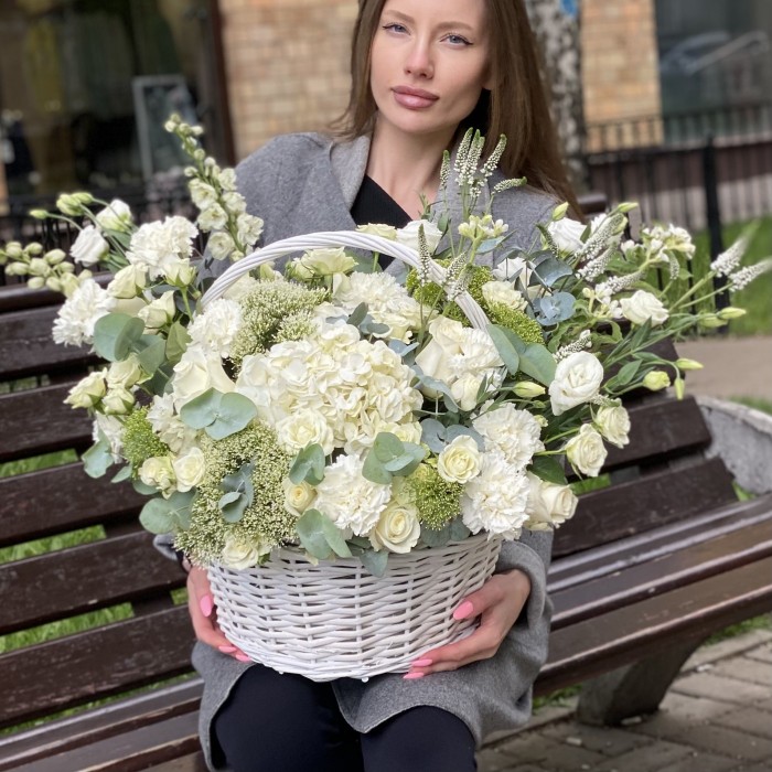 Авторская корзина с гортензией и эустомой Очей очарованье