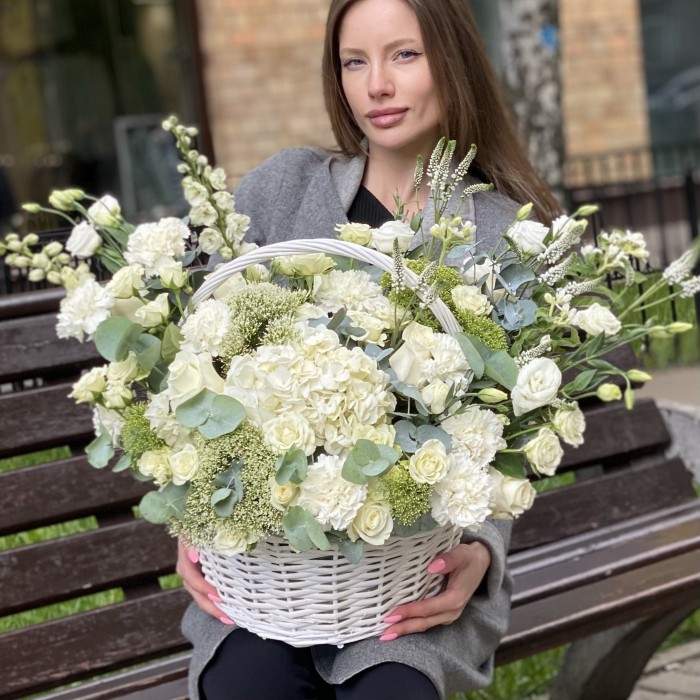 Авторская корзина с гортензией и эустомой Очей очарованье