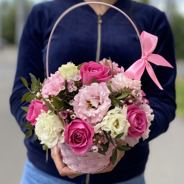 Малиновая корзинка с эустомой