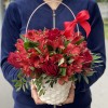 Алая корзинка с ягодами