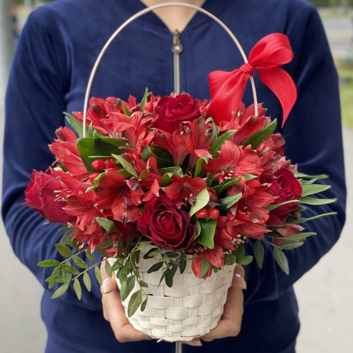 Алая корзинка с ягодами