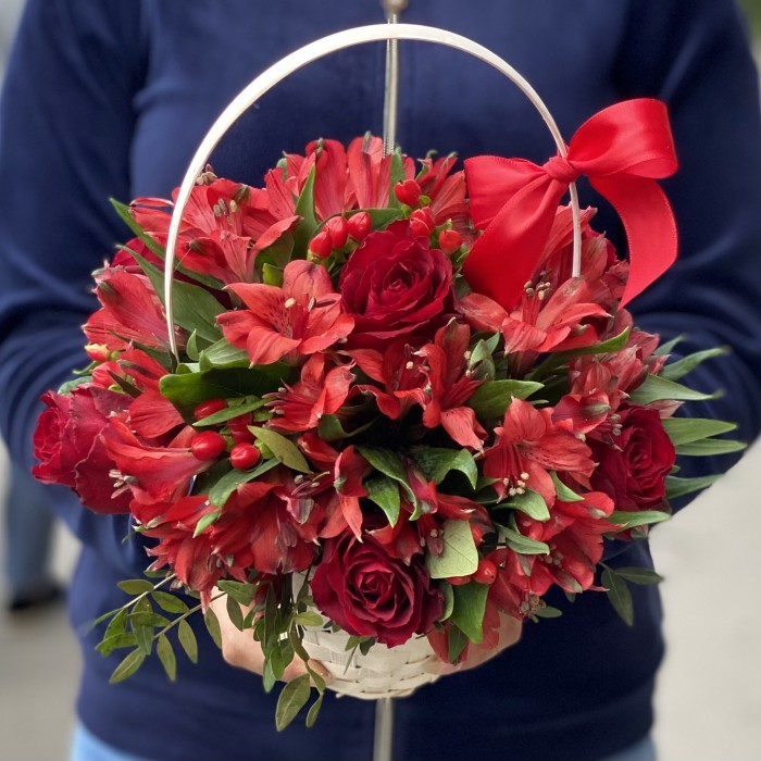 Алая корзинка с ягодами