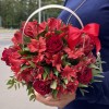 Алая корзинка с ягодами