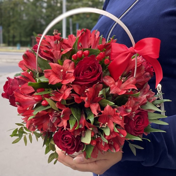 Алая корзинка с ягодами