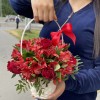 Алая корзинка с ягодами