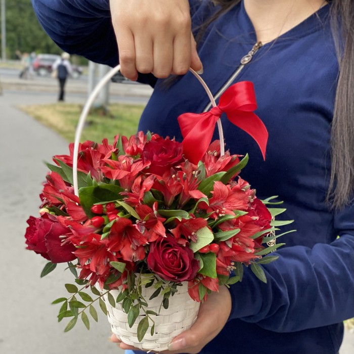 Алая корзинка с ягодами