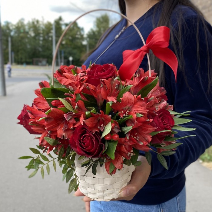 Алая корзинка с ягодами