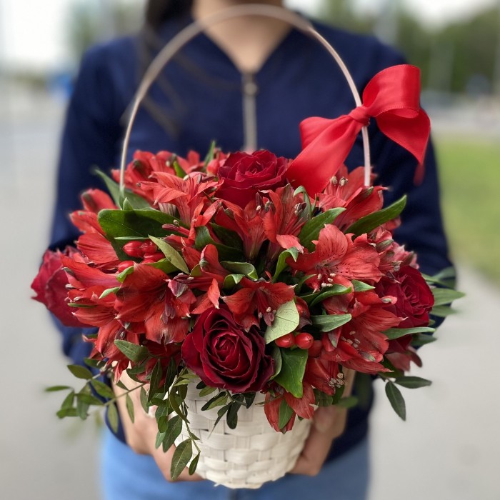 Алая корзинка с ягодами