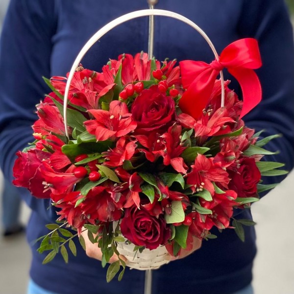 Алая корзинка с ягодами