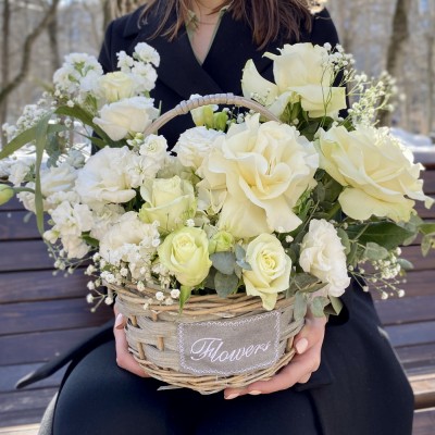 Авторская корзина с цветами Белые ночи