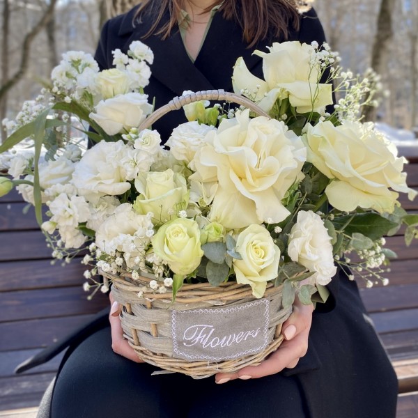 Авторская корзина с цветами Белые ночи
