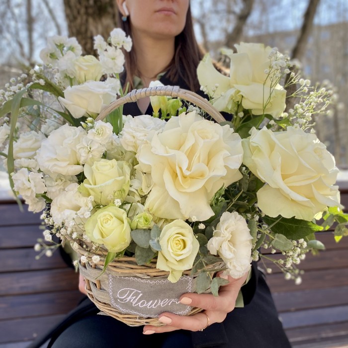 Авторская корзина с цветами Белые ночи
