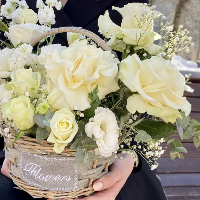 Авторская корзина с цветами Белые ночи
