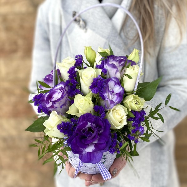 Корзинка эустом и роз