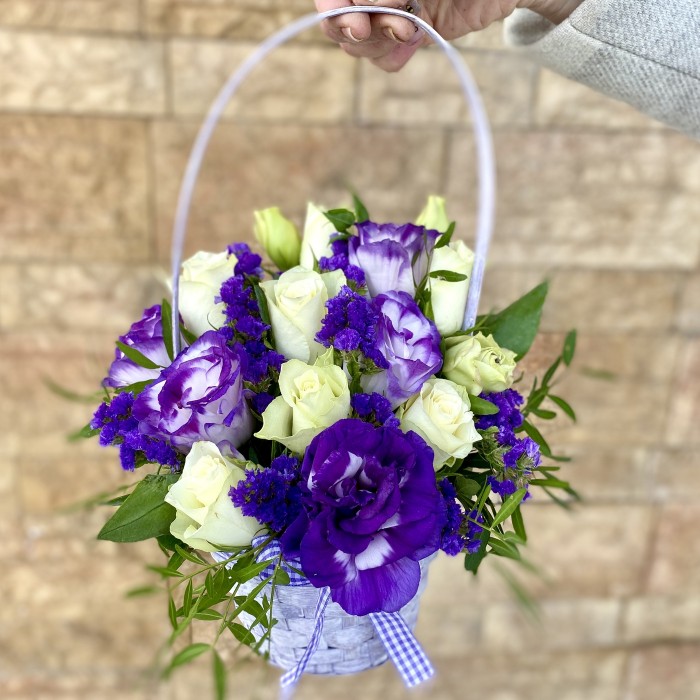 Корзинка эустом и роз