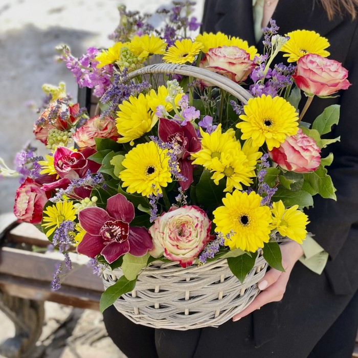 Яркая корзина с цветами Лето