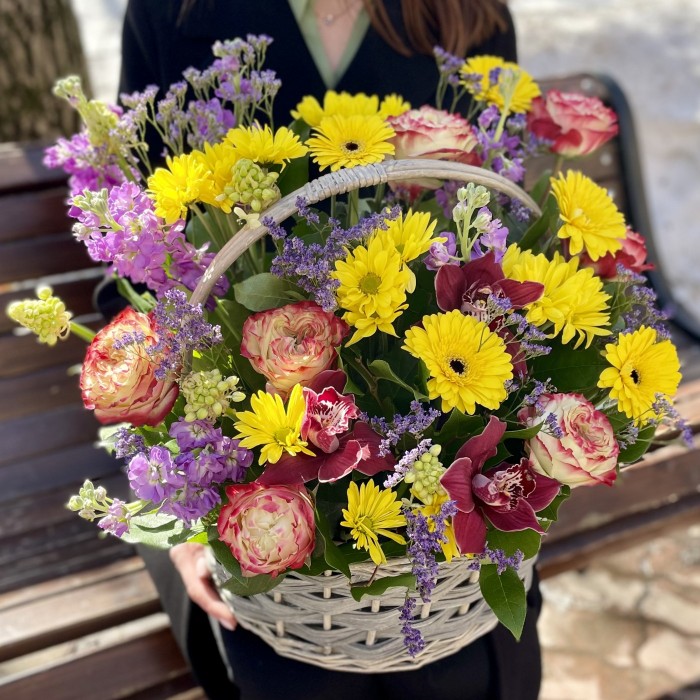 Яркая корзина с цветами Лето