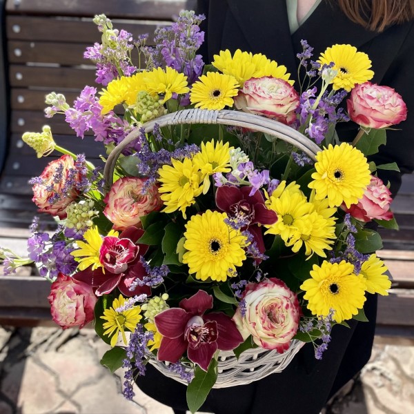 Яркая корзина с цветами Лето