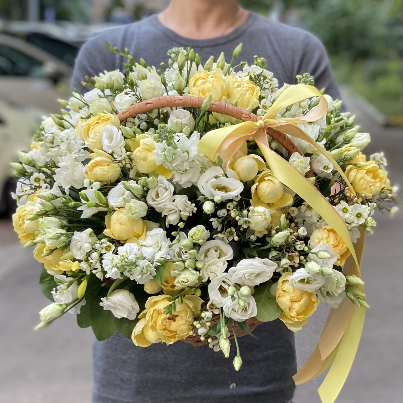 Желто-белая корзина с розами и эустомами с доставкой на Женский День Восьмого Марта