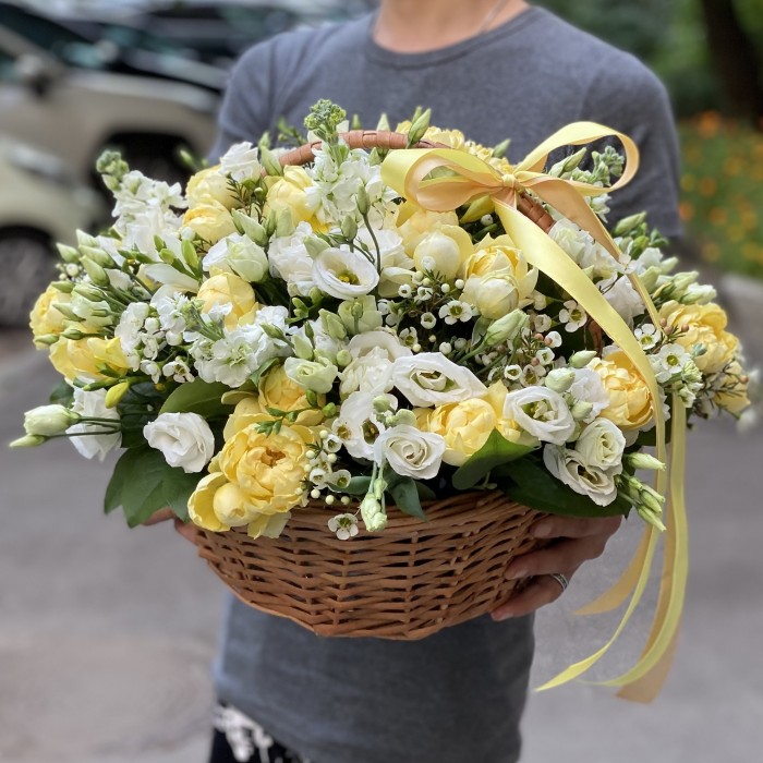 Корзина с лимонными и белыми цветами