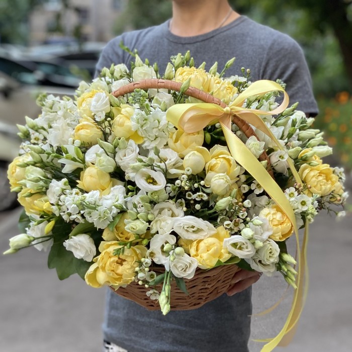 Корзина с лимонными и белыми цветами