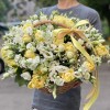 Корзина с лимонными и белыми цветами